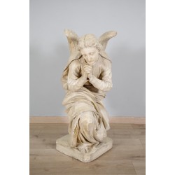 Statue d'ange en prière