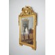 Espejo Luis XVI de madera dorada con frontón Siglo XVIII