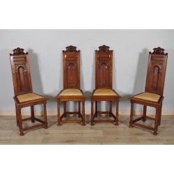 Cuatro sillas de estilo renacentista