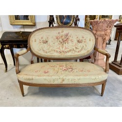 Sofá tapizado estilo Luis XVI