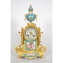 Reloj de bronce dorado estilo Luis XVI y porcelana estilo Sèvres