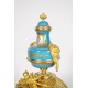 Reloj de bronce dorado estilo Luis XVI y porcelana estilo Sèvres