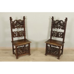 Un par de sillas de estilo renacentista
